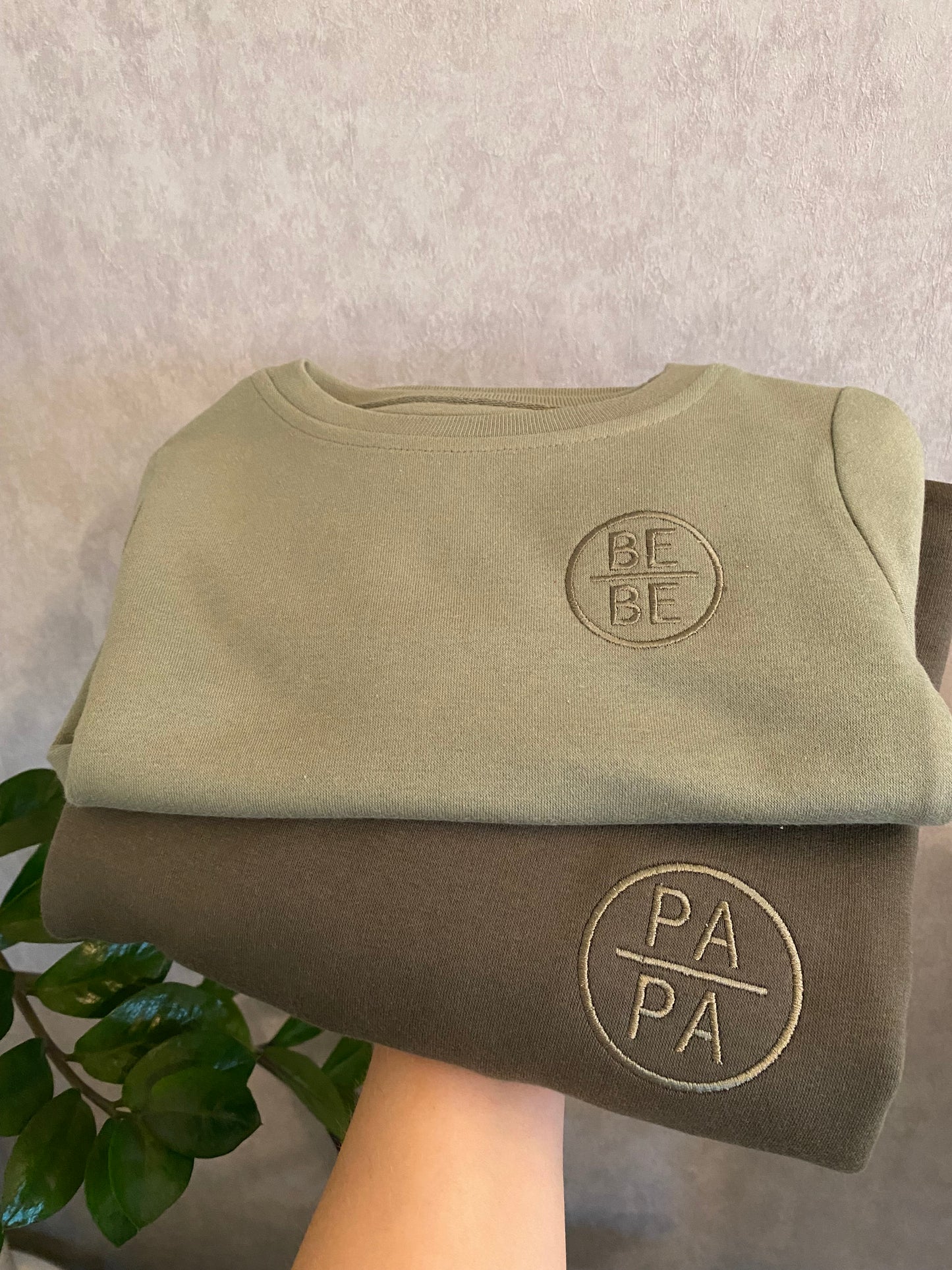 Brodeerattu collegepaita Papa - Olive