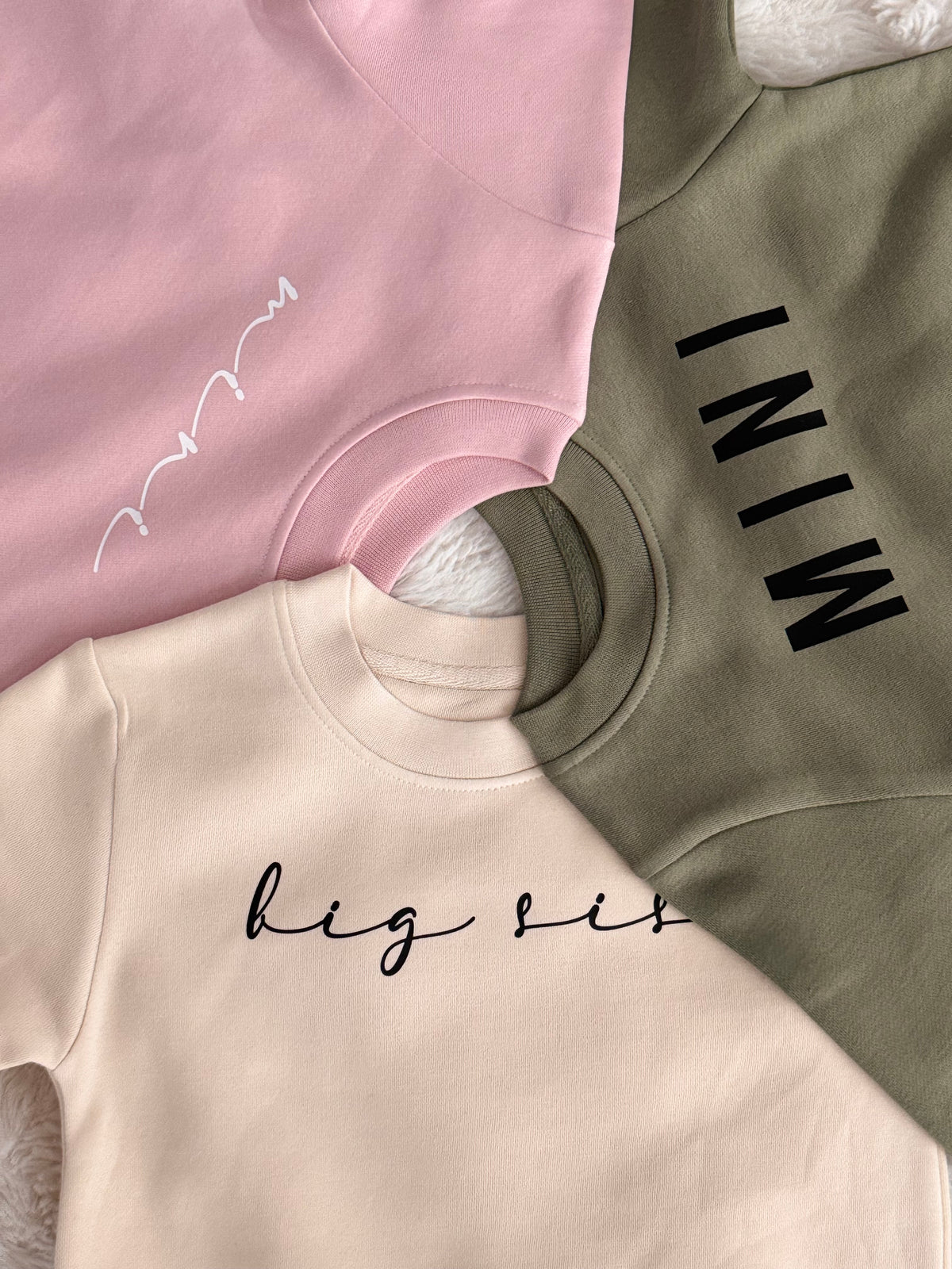 Lasten collegepaita sävyissä cream, soft olive ja soft pink. 