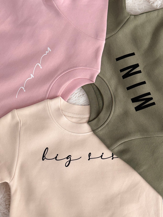 Lasten collegepaita sävyissä cream, soft olive ja soft pink. 