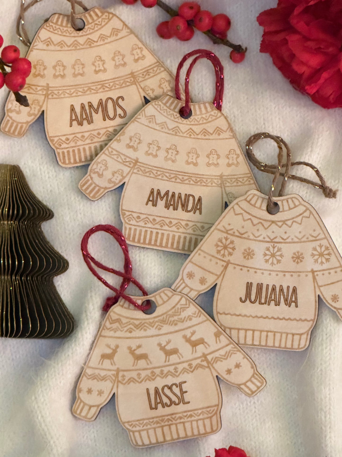 Kuusenkoriste Christmas Sweater - 4 kpl paketti