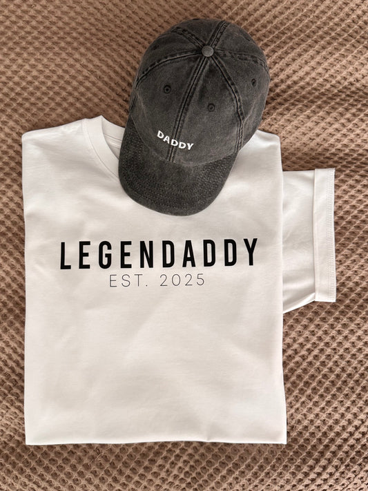 Valkoinen t-paita LEGENDADDY-painatuksella ja vuosiluvulla.