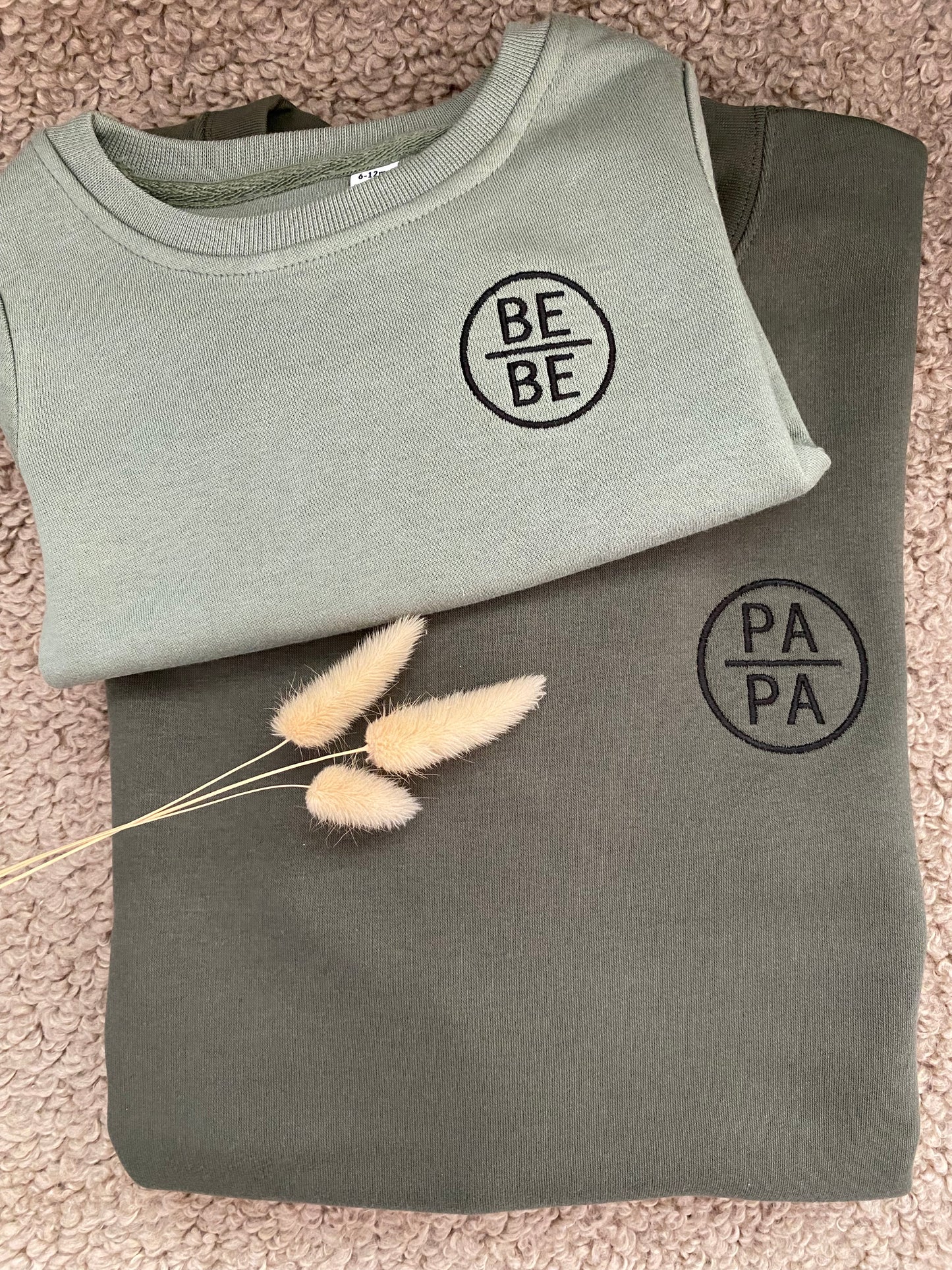 Brodeerattu collegepaita Papa - Olive